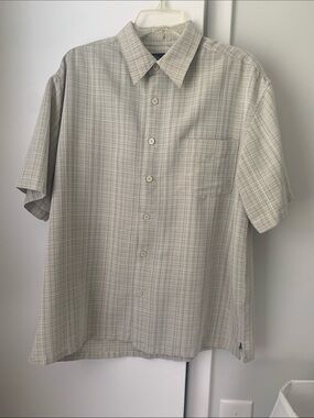 Men's Short-Sleeve Plaid Button-Down Shirt in Light Gray